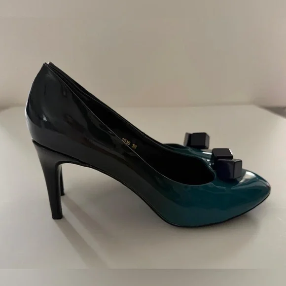 Louis Vuitton navy blue Heels Size 8 - Picture 3 of 12